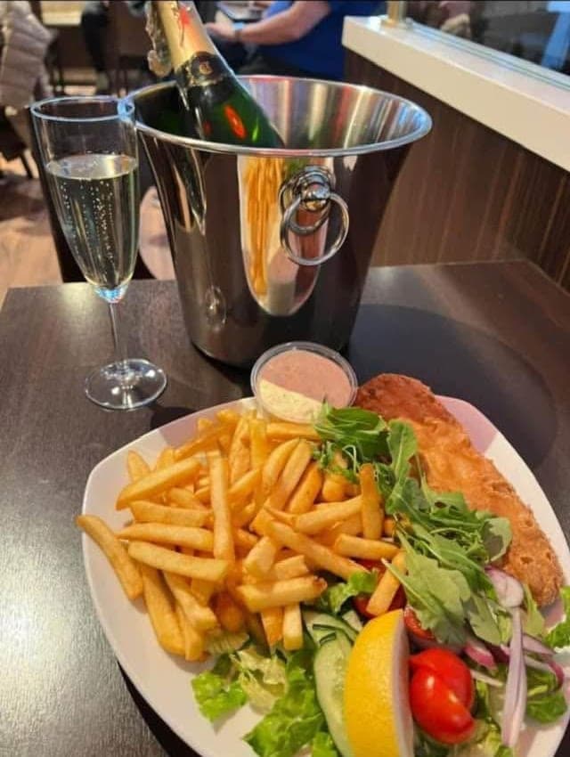 Friterad fisk med pommes, sallad och remouladsås