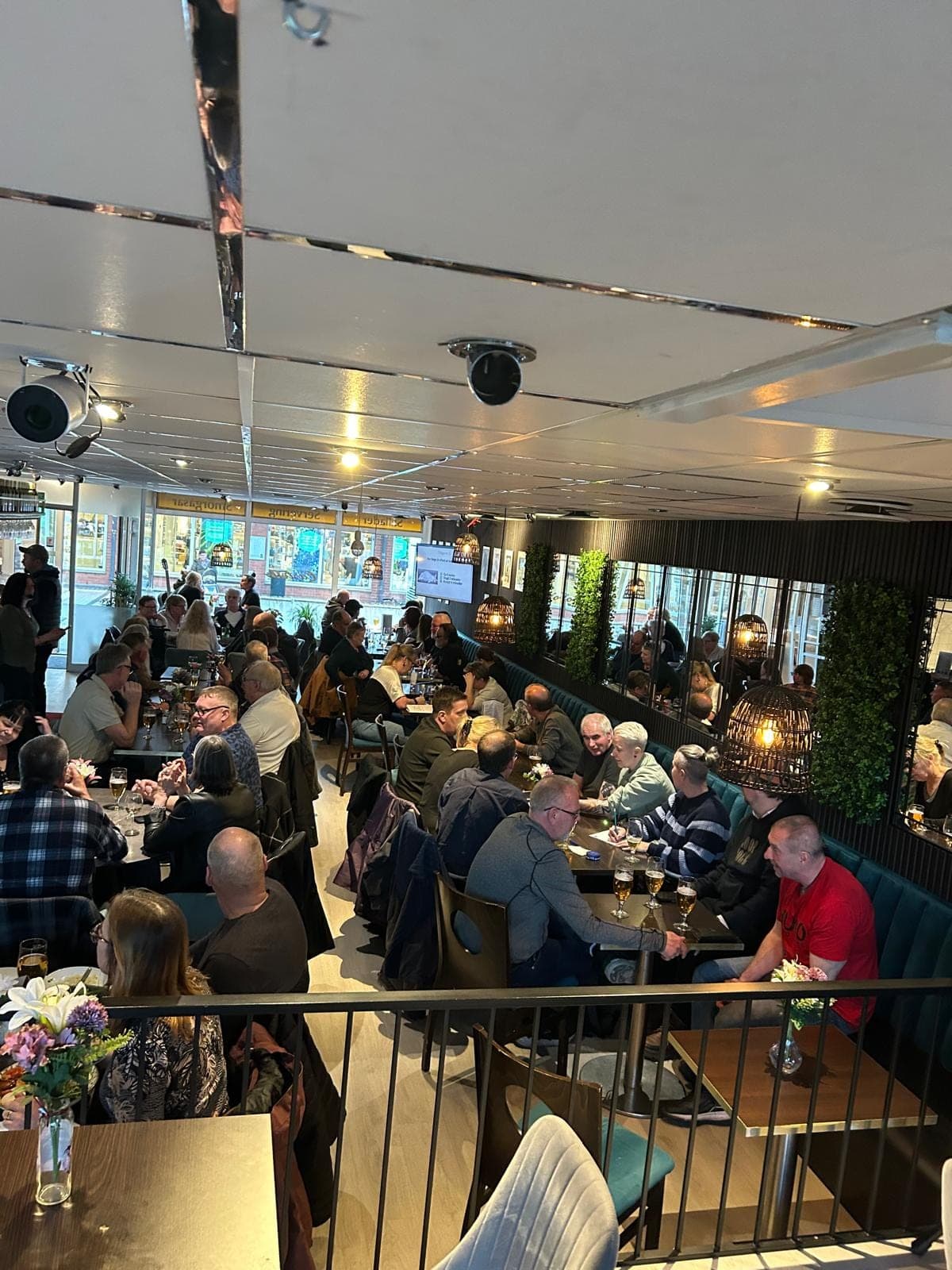 Full matsal på Il Forno Castello en eftermiddag